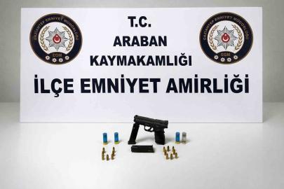 Araban’da şüpheli araçta ruhsatsız silah ele geçirildi: 1 gözaltı