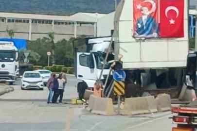 Kontrolden çıkan tır gişeye çarptı: 1 yaralı