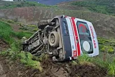 Ambulans şarampole devrildi: 3 sağlık personeli yaralandı