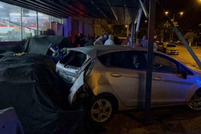Kontrolden çıkan otomobil marketin manav bölümüne girdi