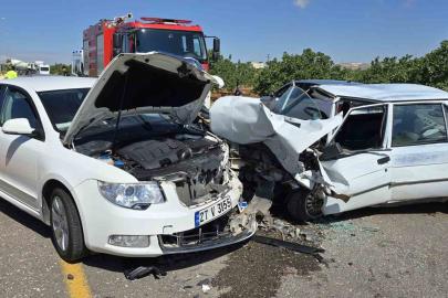 Otomobiller kafa kafaya çarpıştı: Sürücüler yaralandı