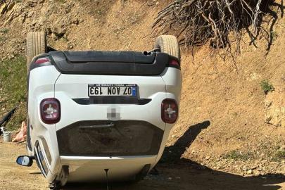 Pancar toplamaya gidenleri taşıyan araç takla attı: 4 yaralı
