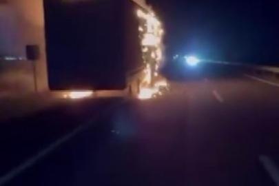 Seyir halindeki tır alevlere teslim oldu