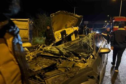 Tıra çarpan otomobilde 2 kişi yaralandı