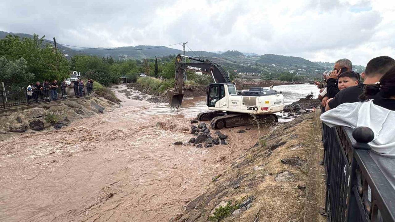 Araçlar ve evler sular altında kaldı