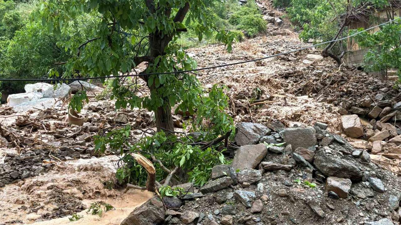 Dağdan kopan kayalar köy yollarını ulaşıma kapattı