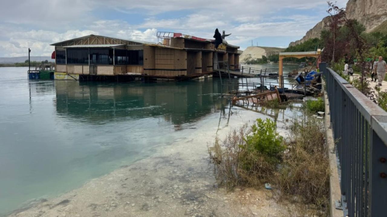 Fırat Nehri taştı, Birecik'te her yeri su bastı