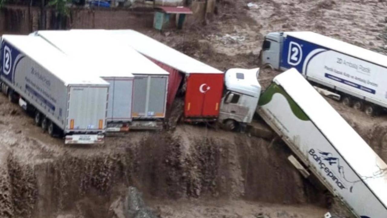 Heyelanda 6 tır zarar gördü