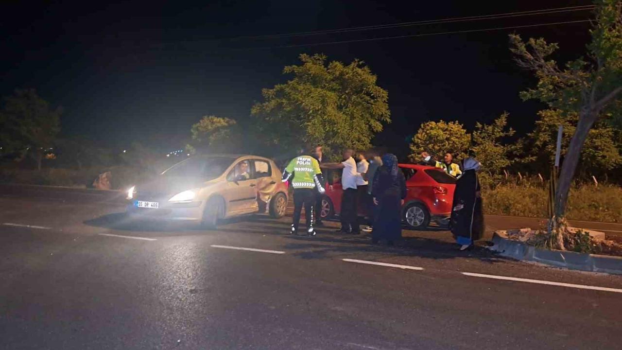 İki otomobil çarpıştı: 4 yaralı