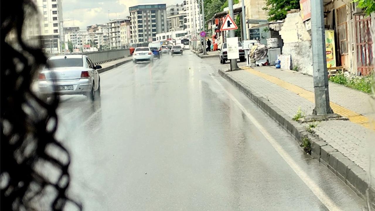 Karaköprü'de sağanak yağış etkili oldu.