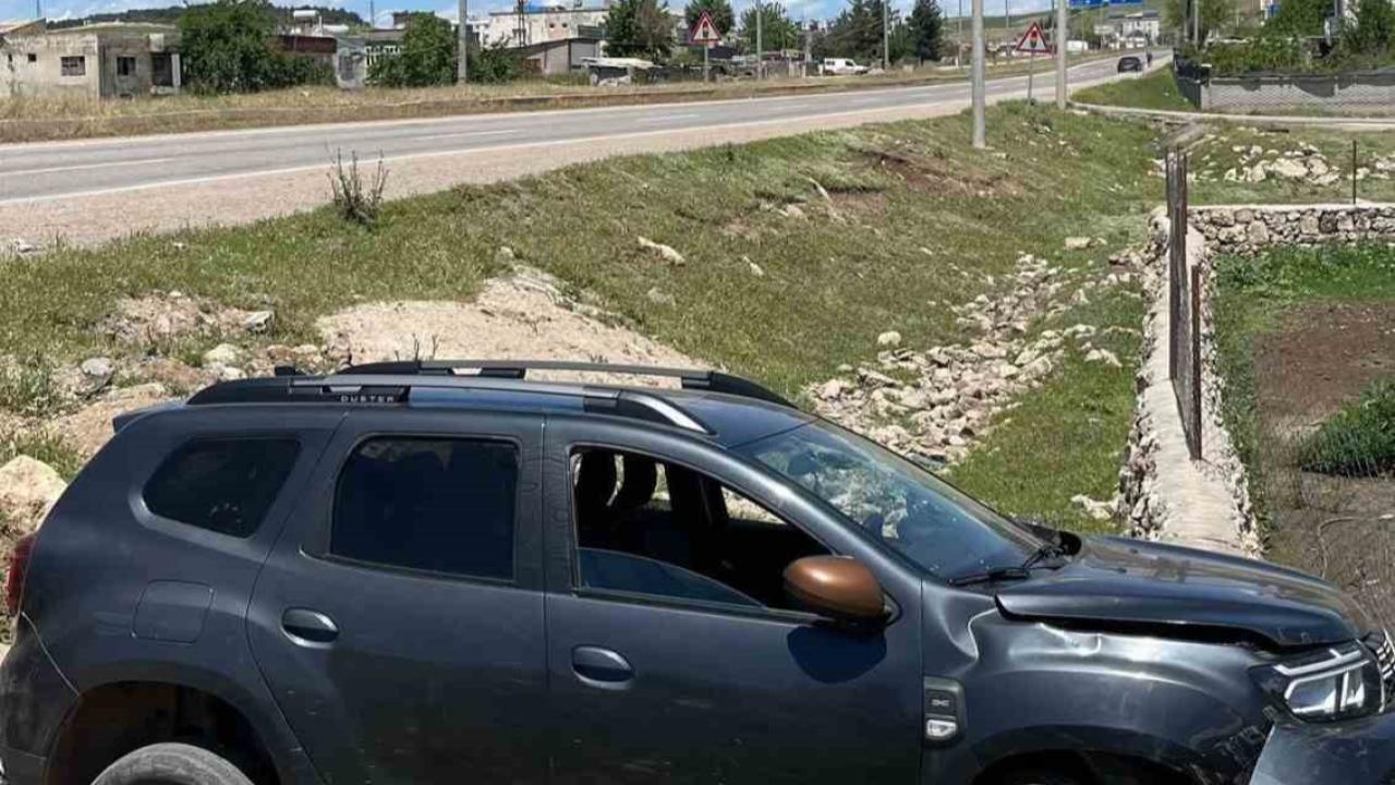 Kontrolden çıkan otomobil yol kenarına savruldu: 2 yaralı