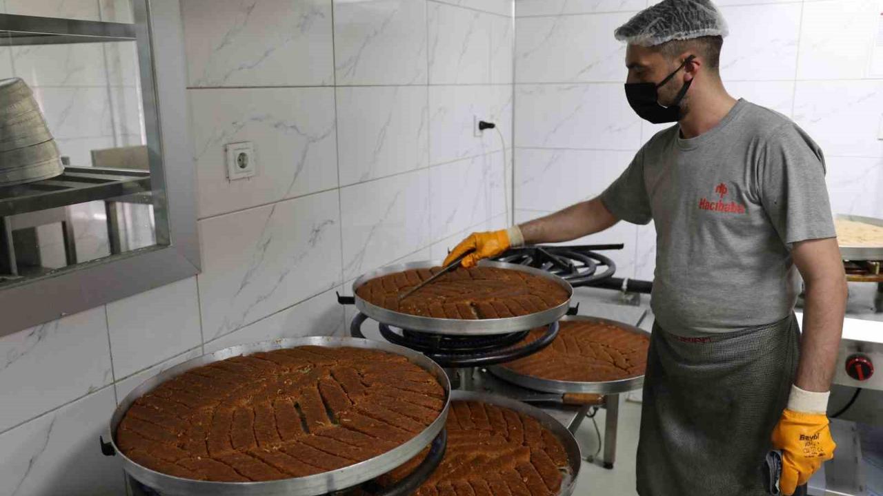 Kurban Bayramı için tescilli tatlıların üretimi gece gündüz devam ediyor