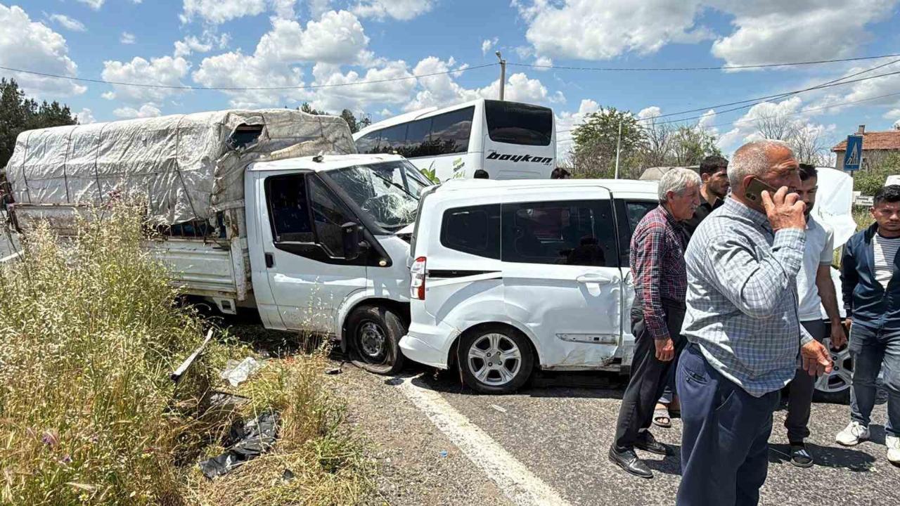 Kurbanlıkları taşıyan kamyonetle hafif ticari araç çarpıştı: 1’i ağır 4 yaralı