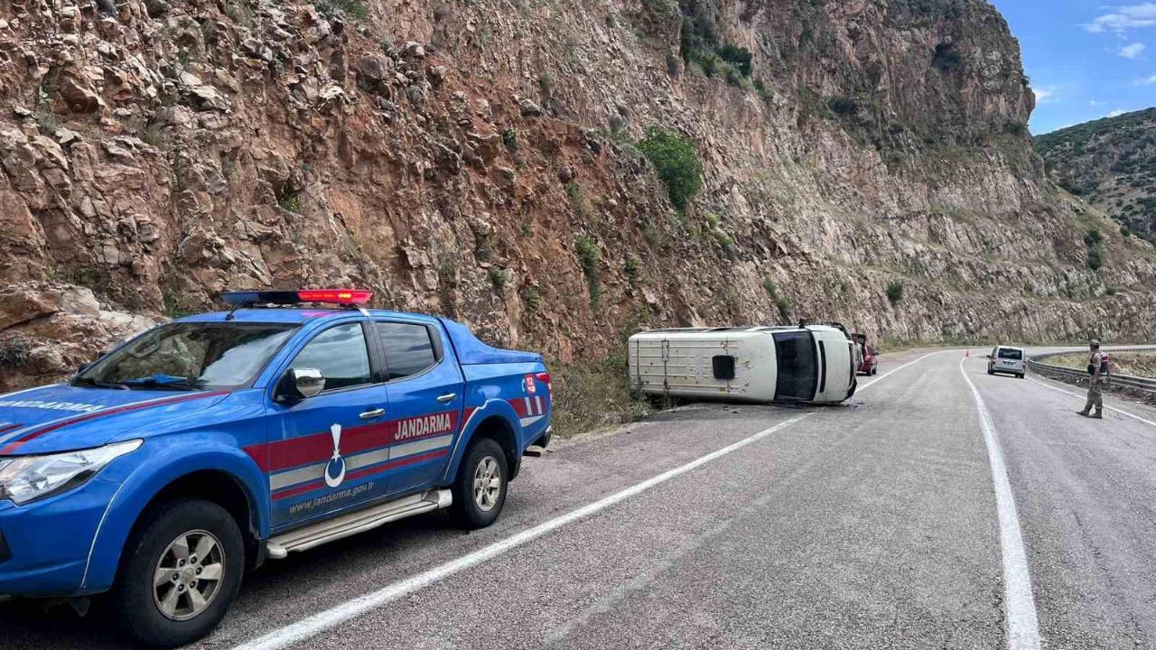 Minibüs devrildi: 2 yaralı