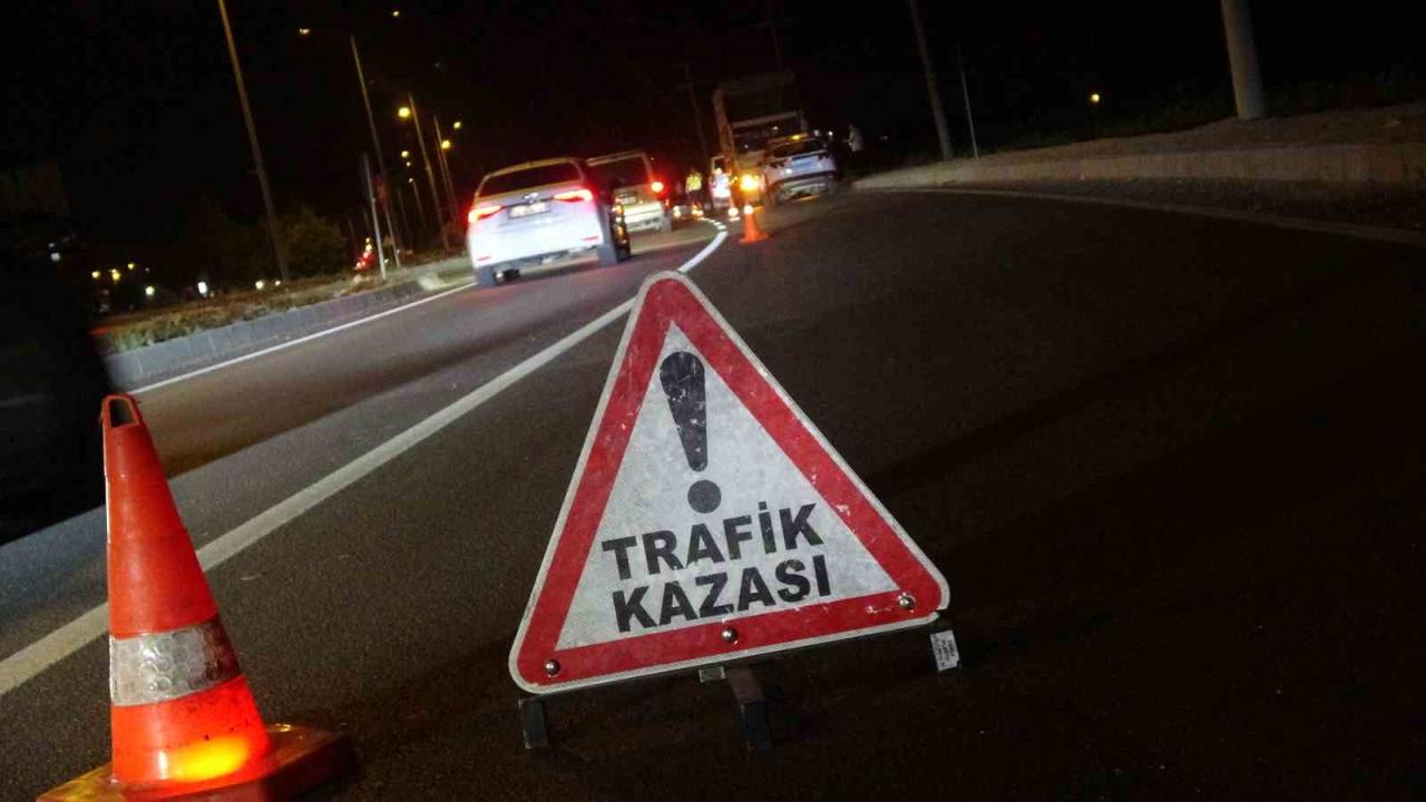Motosiklet ile otomobil çarpıştı: 2 yaralı