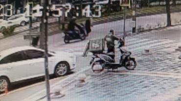 Motosikletin yayaya çarpma anı kamerada
