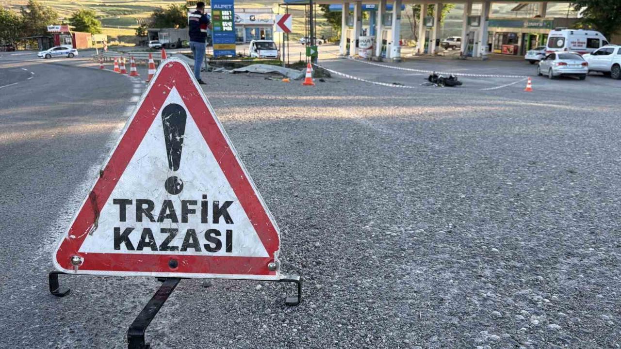 Ölüm virajında motosiklet takla attı: 1 ölü