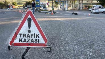 Ölüm virajında motosiklet takla attı: 1 ölü