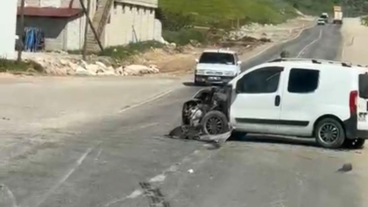 OSB’de iki hafif ticari araç çarpıştı