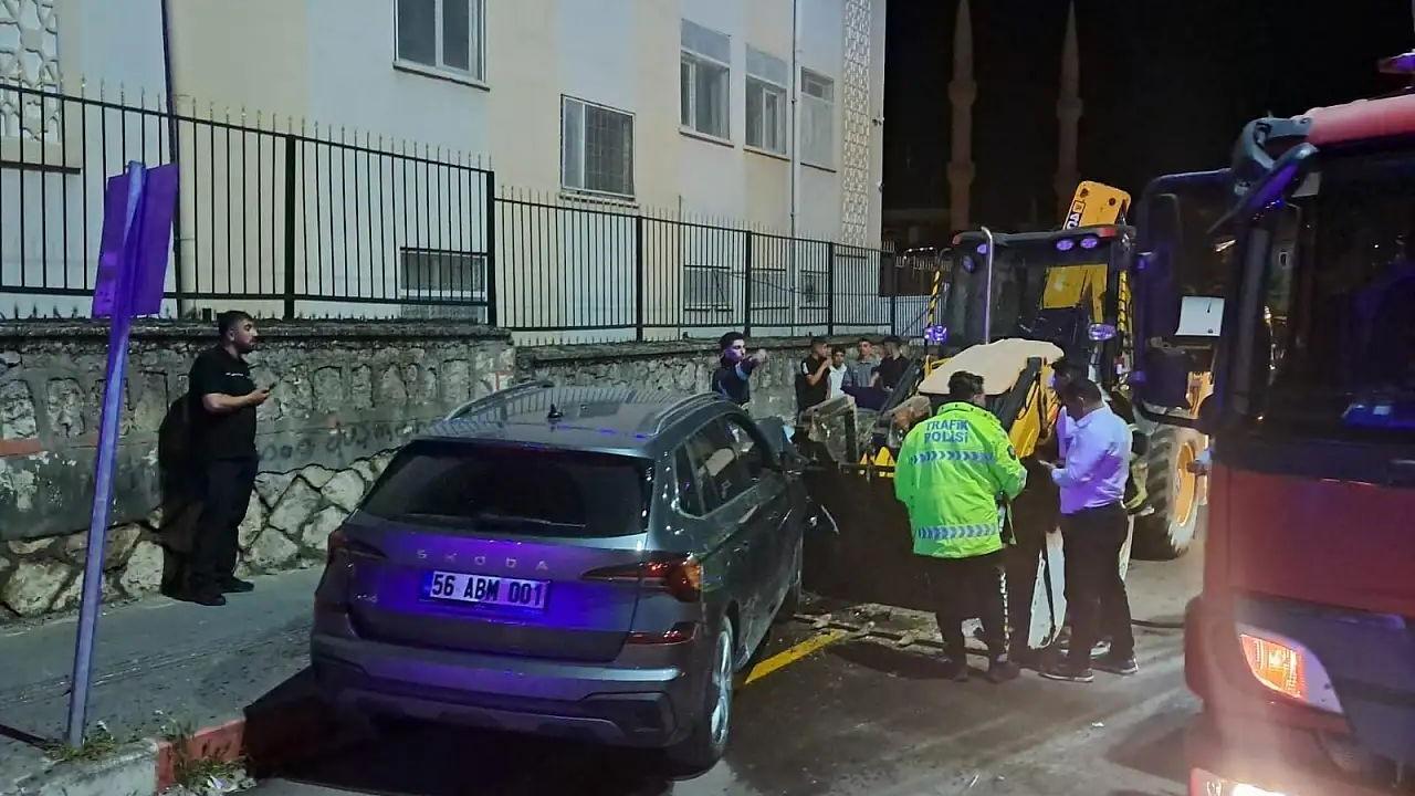 Otomobil ile kepçe kafa kafaya çarpıştı: 5 yaralı