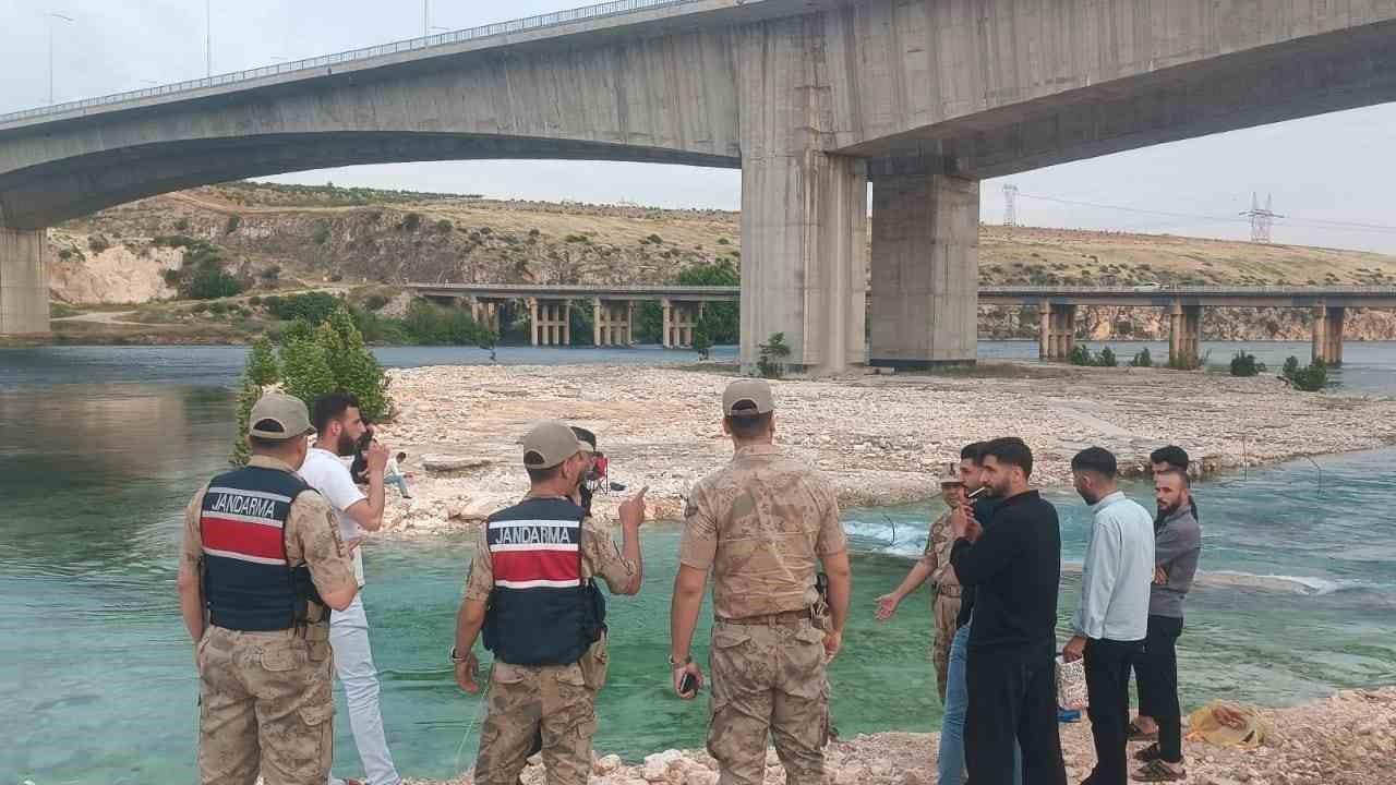 Piknik yapan 8 kişi sular yükselince mahsur kaldı