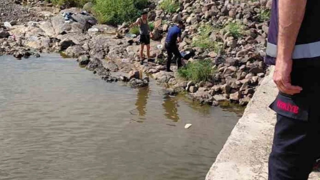 Serinlemek için girdiği derede boğulma tehlikesi geçirdi