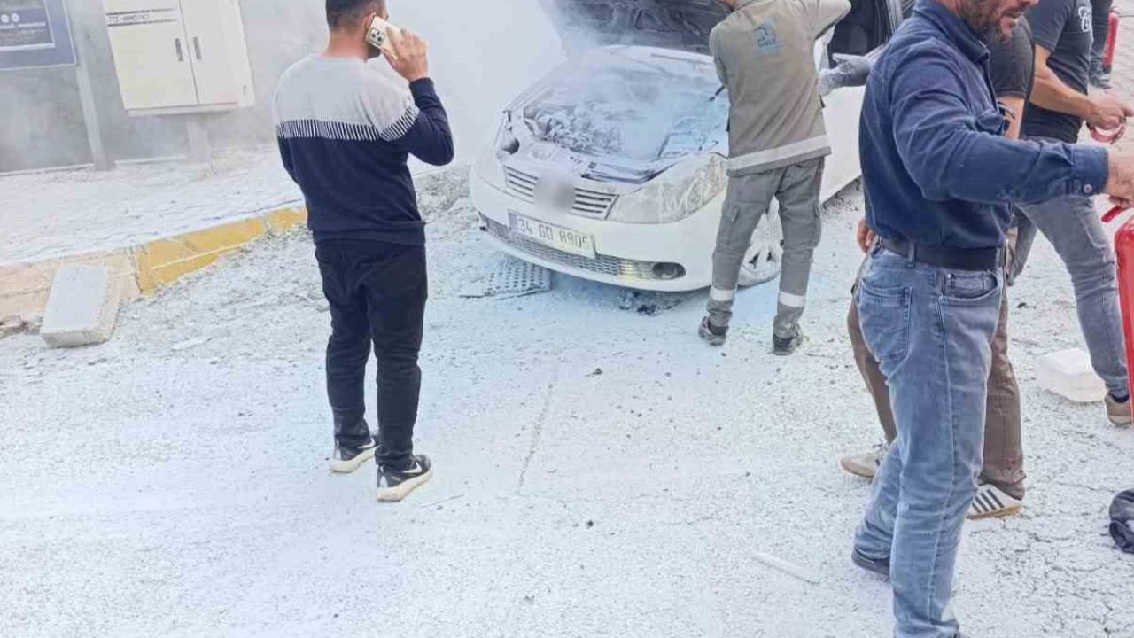 Seyir halindeki araç alevlere teslim oldu