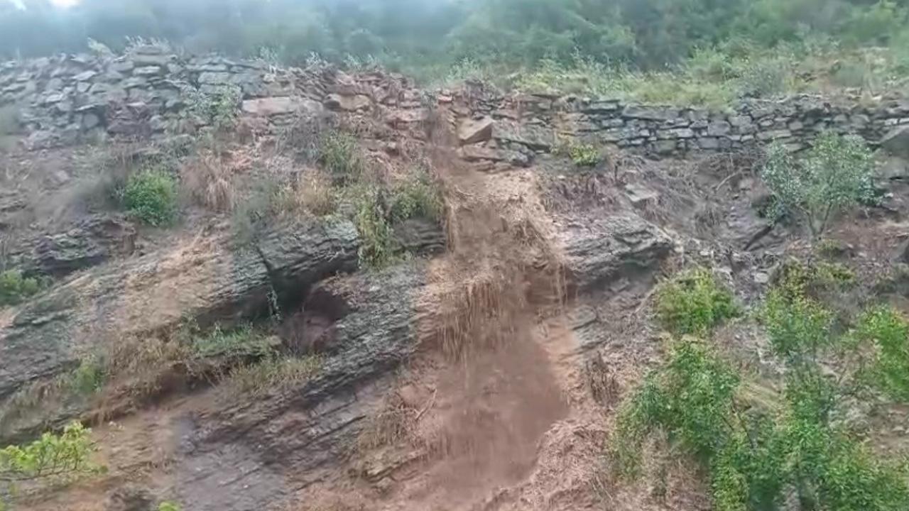 Şiddetli yağışın ardından toprak kayması meydana geldi