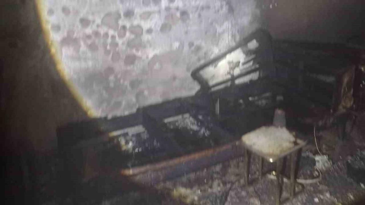 Üçlü prizden çıkan yangın evi küle çevirdi
