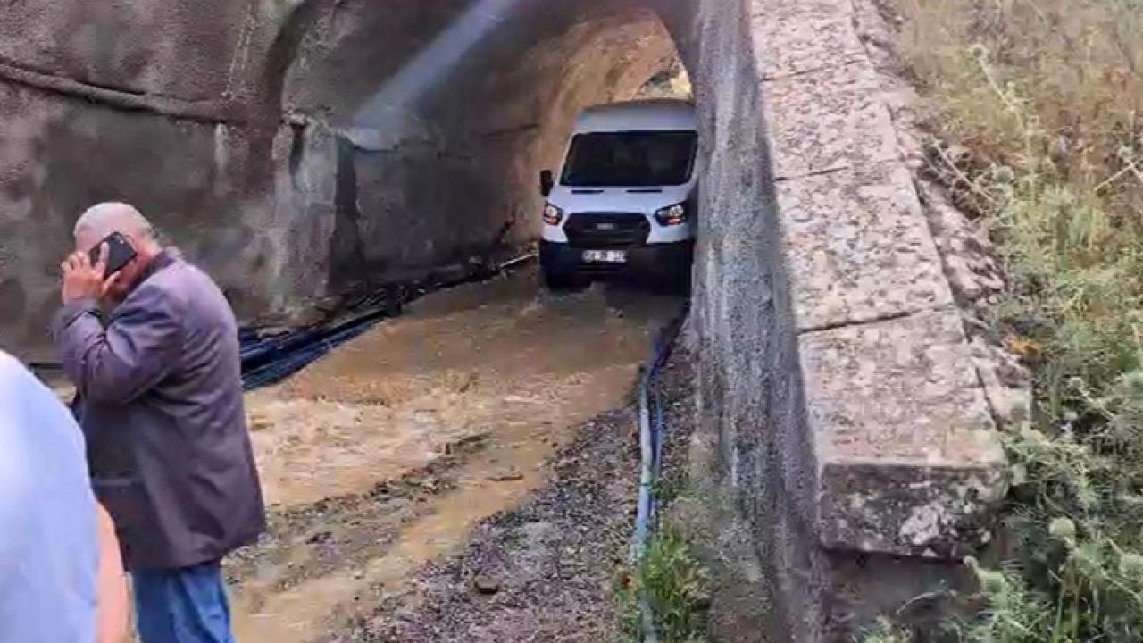 Yağış sonrası alt geçidi su bastı, minibüs içindekilerle birlikte mahsur kaldı