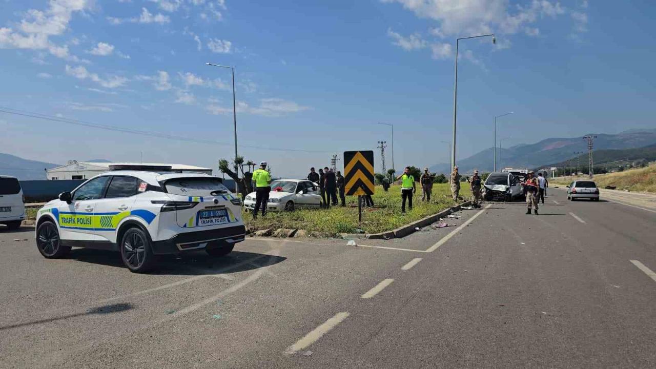 2 otomobil kavşakta çarpıştı: 1 yaralı