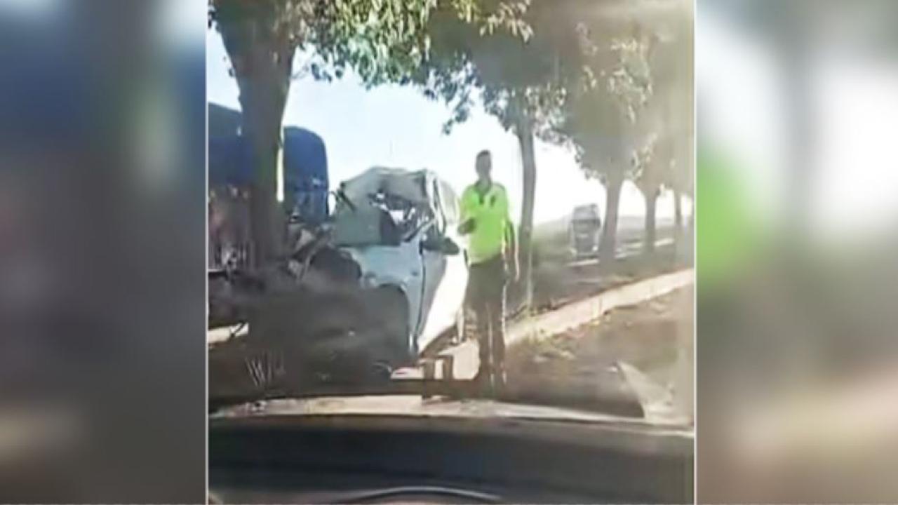 Ağaca çarpan araçta can pazarı: 1 ölü, 1 yaralı