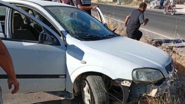 Akçakale'de otomobil refüje çarptı: 4 yaralı