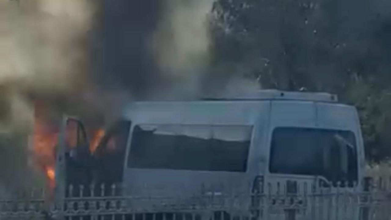 Alevlere teslim olan minibüs küle döndü