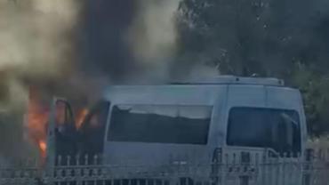 Alevlere teslim olan minibüs küle döndü