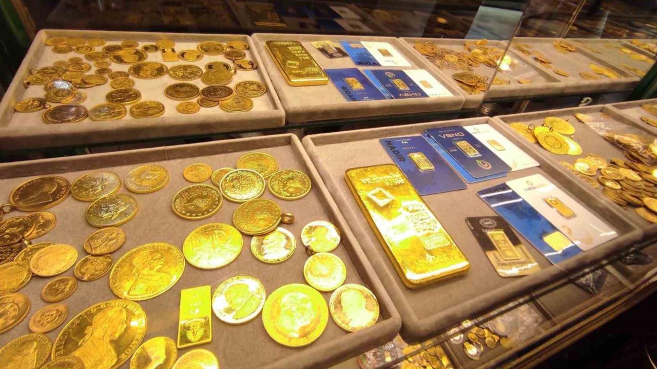 Altın, Fed faiz endişesi ve petrol fiyatlarının yükselmesiyle sert düştü