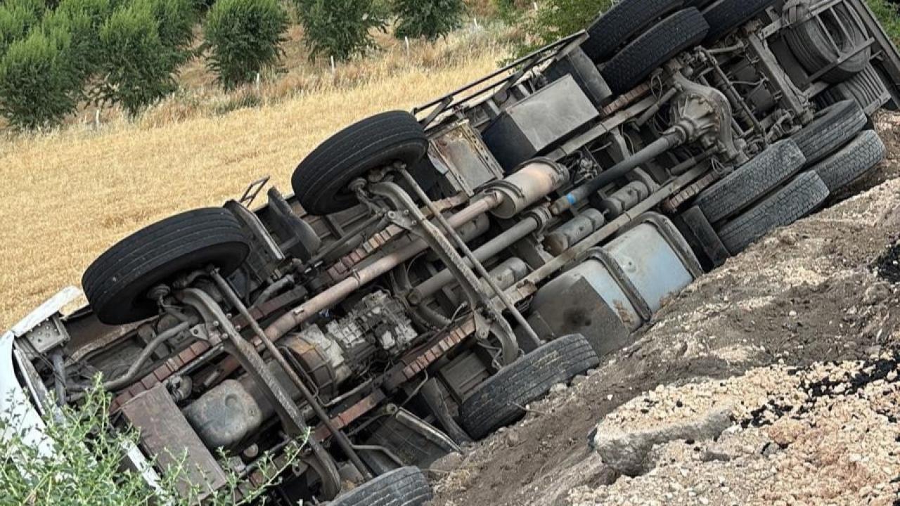 Arpa yüklü kamyon şarampole devrildi