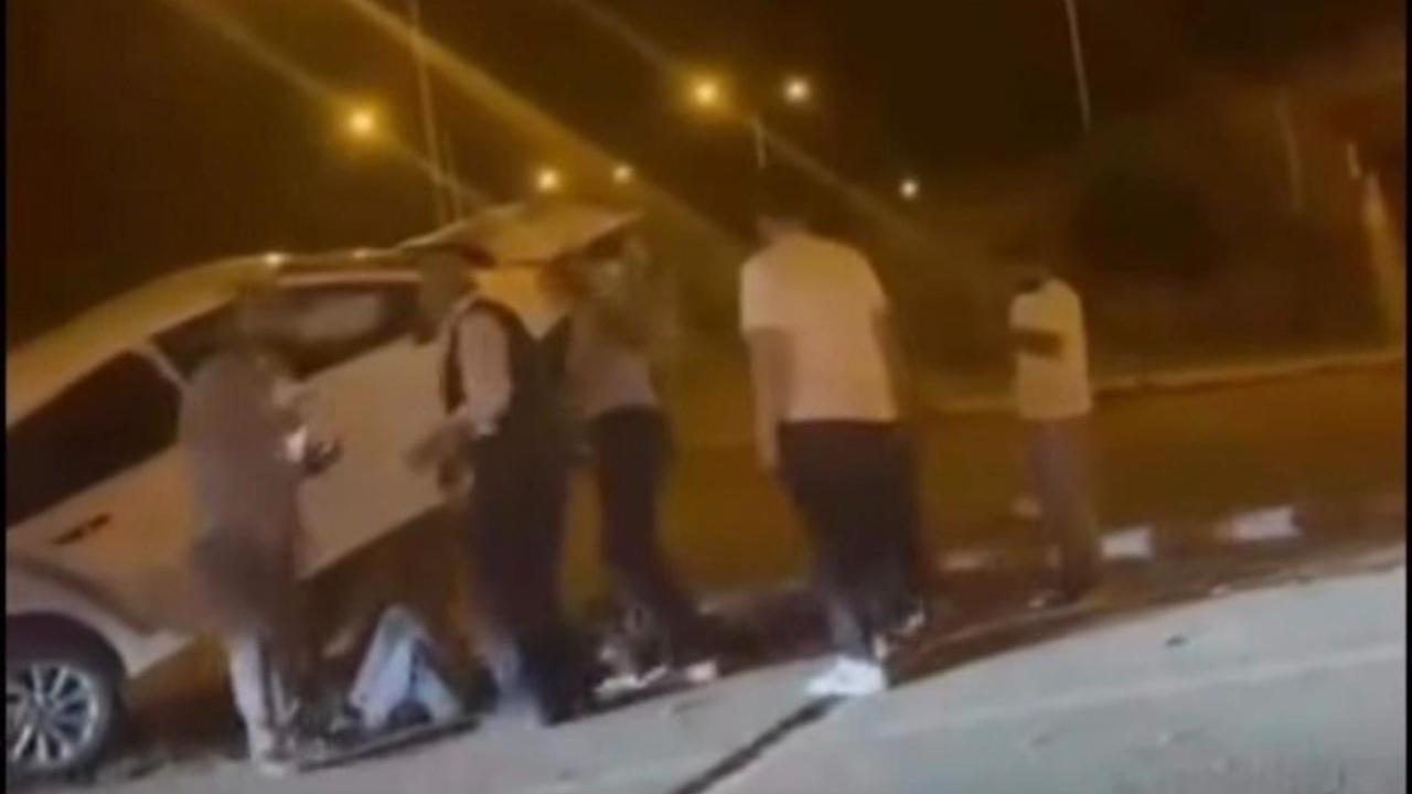 Aydınlatma direğine çarpan otomobil, beton kaidesi üzerinde asılı kaldı