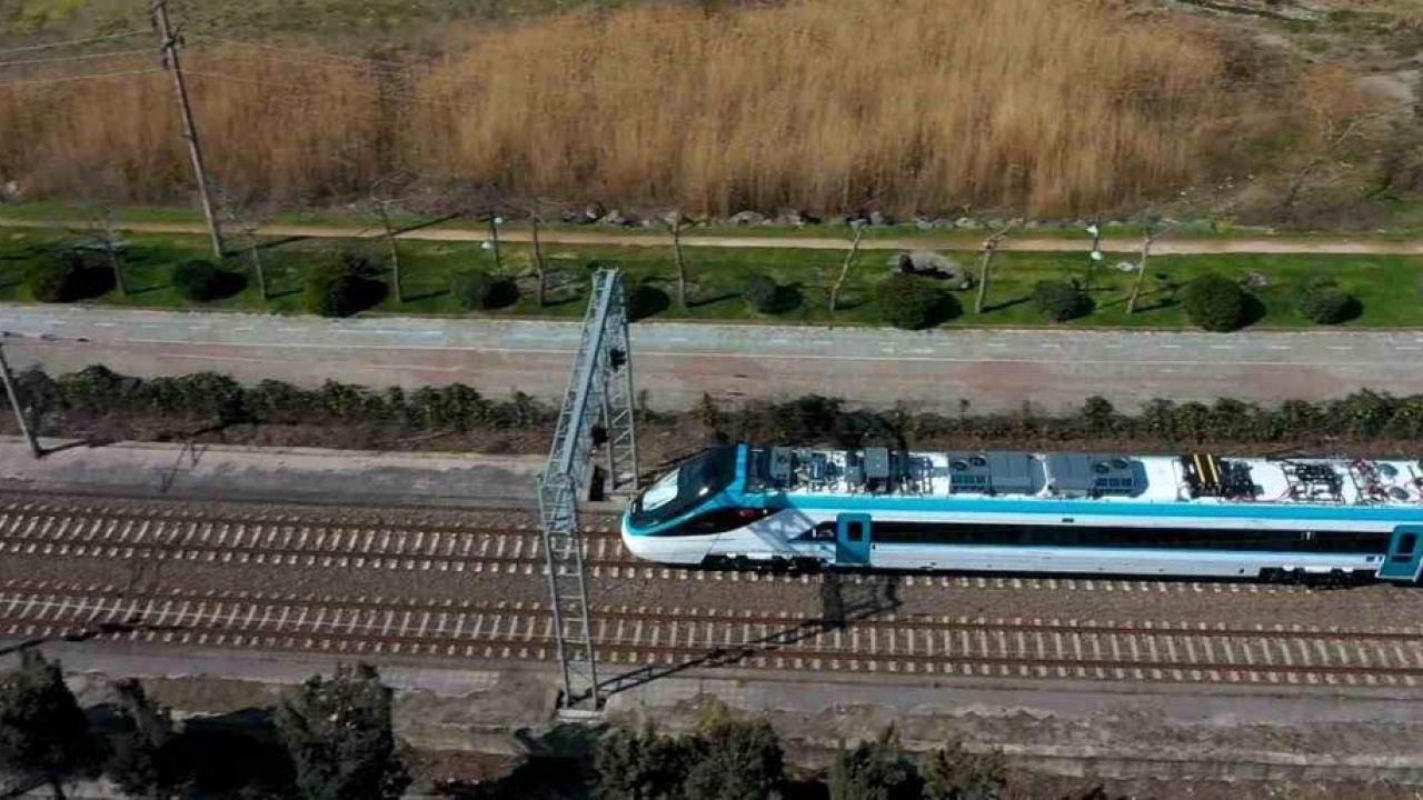 Bakan Uraloğlu: "Test süreçleri başarıyla devam eden Milli Elektrikli Hızlı Tren’imiz saatte 240 kilometre hıza ulaştı"