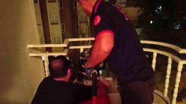 Balkon korkuluklarına kafası sıkışan küçük kızı itfaiye kurtardı