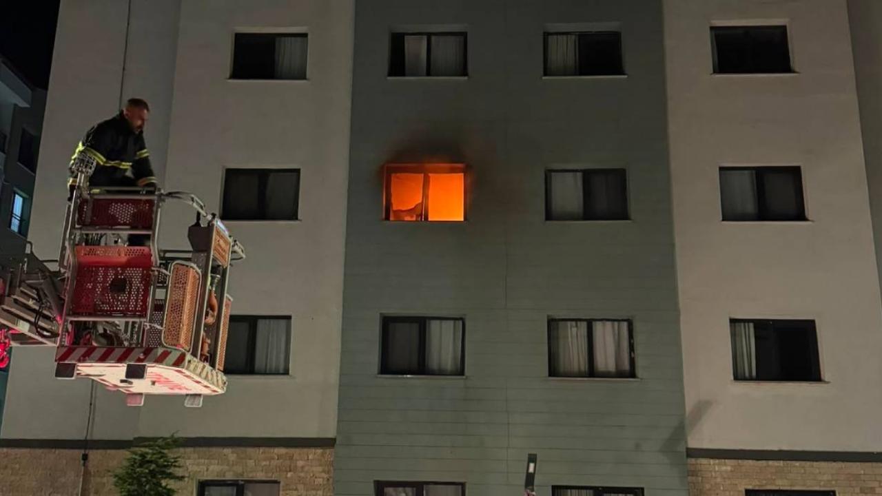 Binada korkutan yangın: 2 kişi dumandan etkilendi