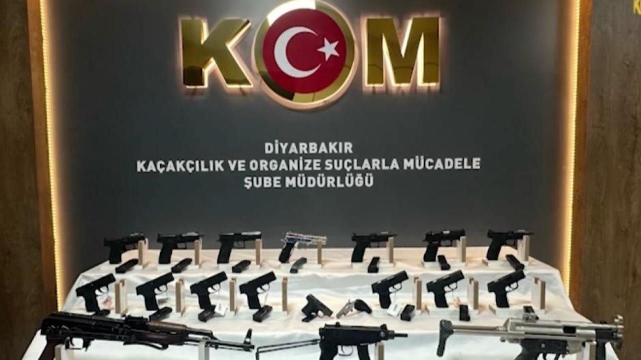 Bir otomobilin gizli bölmelerinden çok sayıda silah çıkartıldı