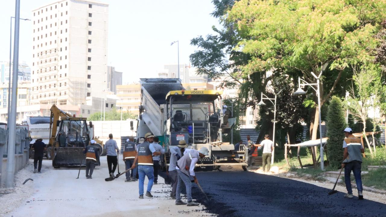 Büyükşehir, Akpıyar Mahallesi’nde yolları sıcak asfaltla yeniliyor