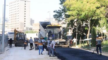 Büyükşehir, Akpıyar Mahallesi’nde yolları sıcak asfaltla yeniliyor