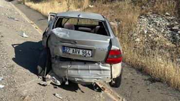 Çekici ile otomobil çarpıştı: 2 yaralı