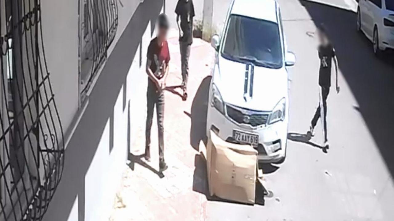 Çocukların yaktığı karton park halindeki otomobili tutuşturdu