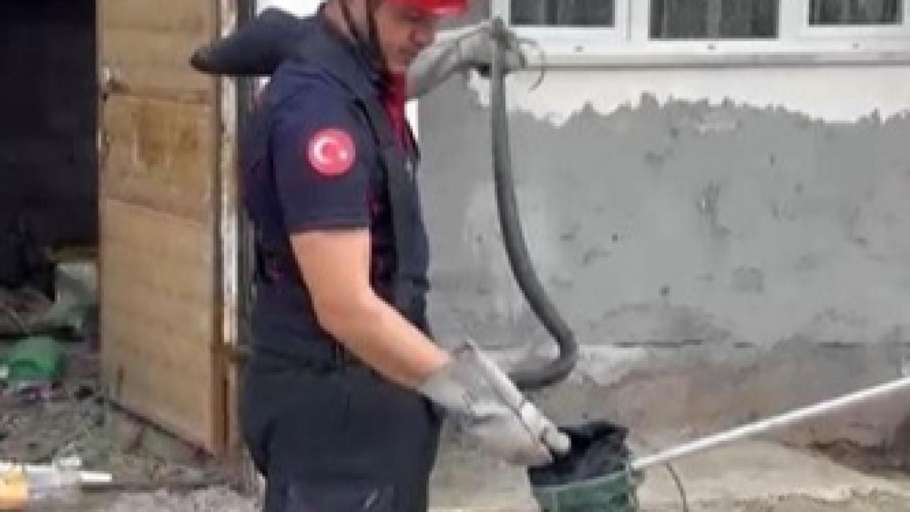 Evin bahçesinde görülen yılan yakalandı