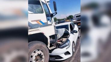 Eyyübiye'de otomobil ile kamyon çarpıştı