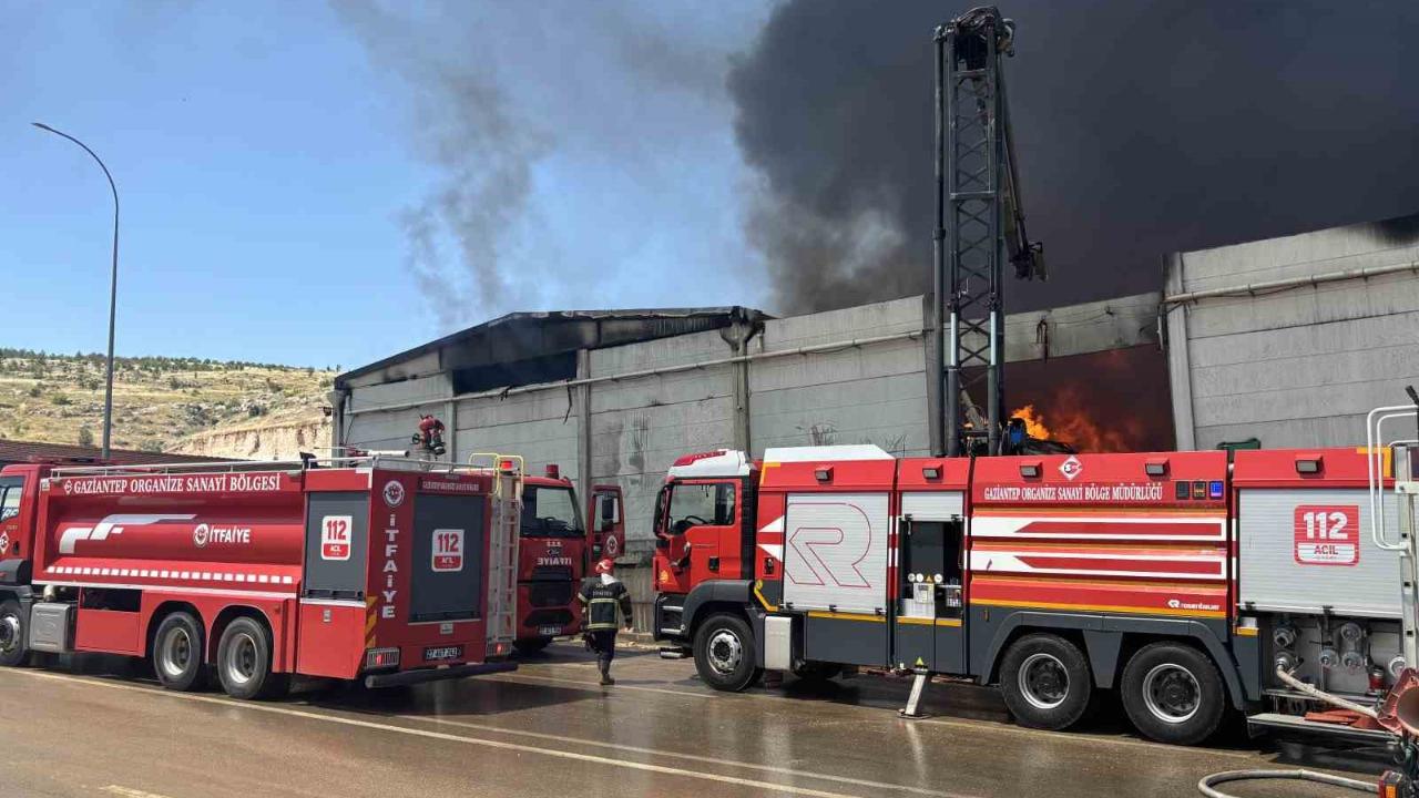 Fabrika yangınına müdahale sürüyor