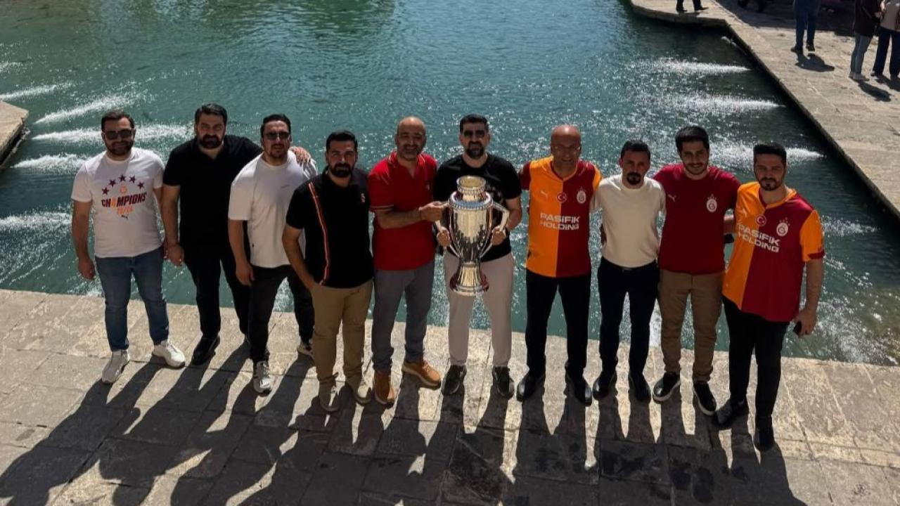 Galatasaray'ın şampiyonluk kupası Balıklıgöl'de sergilendi